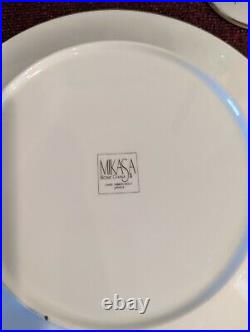 10 pc Mikasa RIBBON HOLLY 6 Dinner Plates, Mugs Candleholders China/Gold Trim