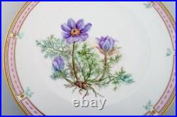 Bing & Grøndahl plate in hand-painted porcelain with flowers and gold decoration