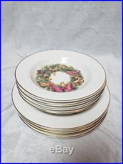 DISNEY China Dinnerware Chistmas Wreath Gold Rimmed Dinner Plates Bowls Set of 8