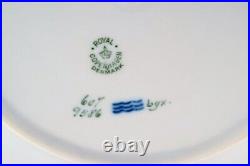 Royal Copenhagen service no. 607. Eight porcelain dinner plates