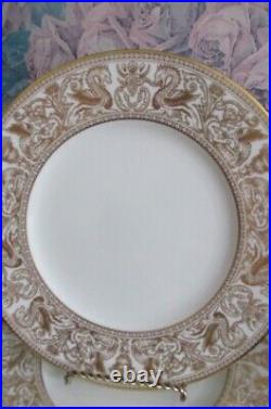 Wedgwood England Florentine Gold Porcelain Set Of 8 Dinner Plate